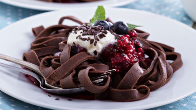 chocolate pasta recipe: bowl of chocolate pasta with berries and cream
