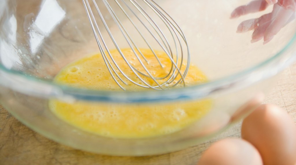How to Make the Perfect Scrambled Eggs Whisking