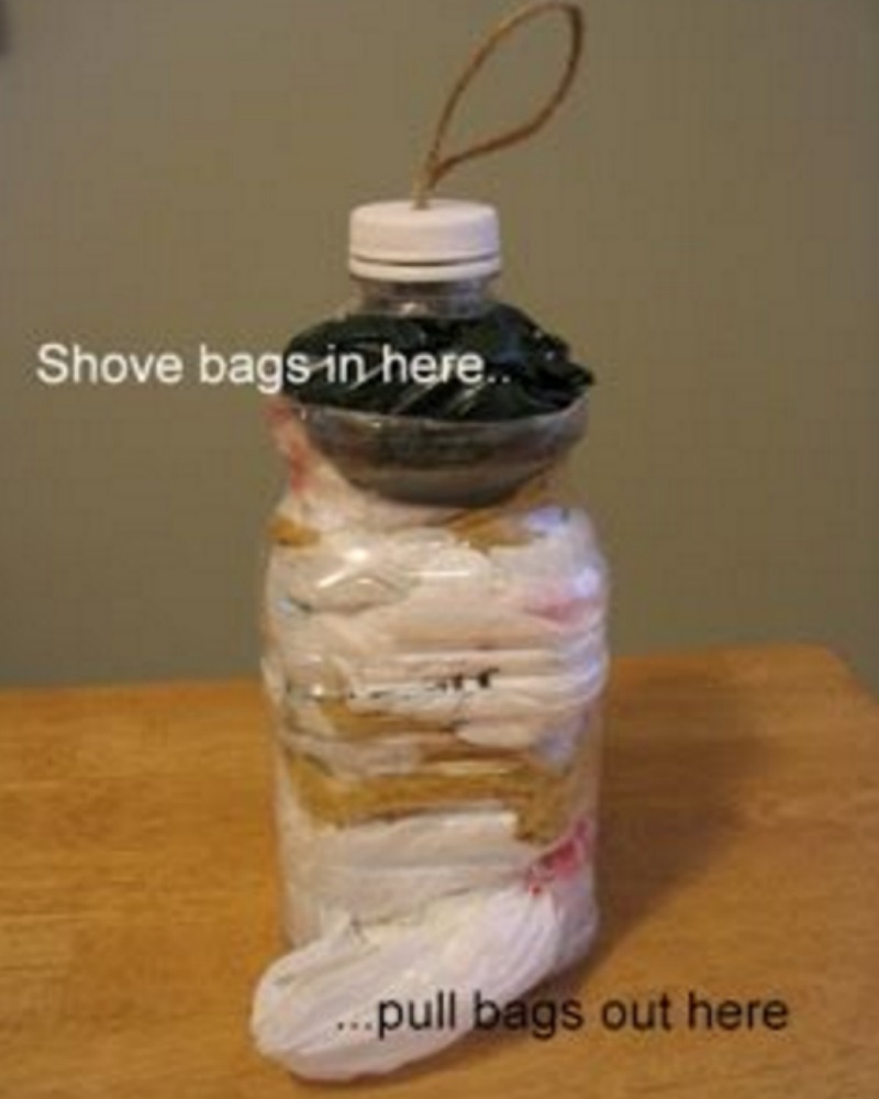 This is a Genius Way to Store Your Garbage Bags - Between Carpools