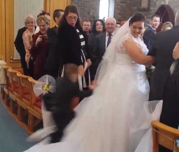 Kid Photobombs Wedding 10