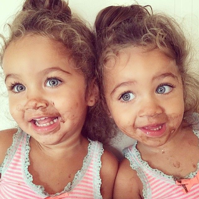 Twins Stiking Eyes 14