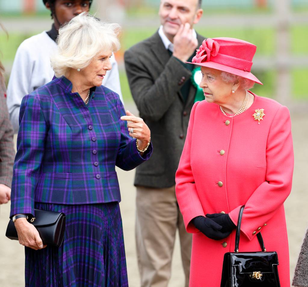Queen-Elizabeth-Purse-2