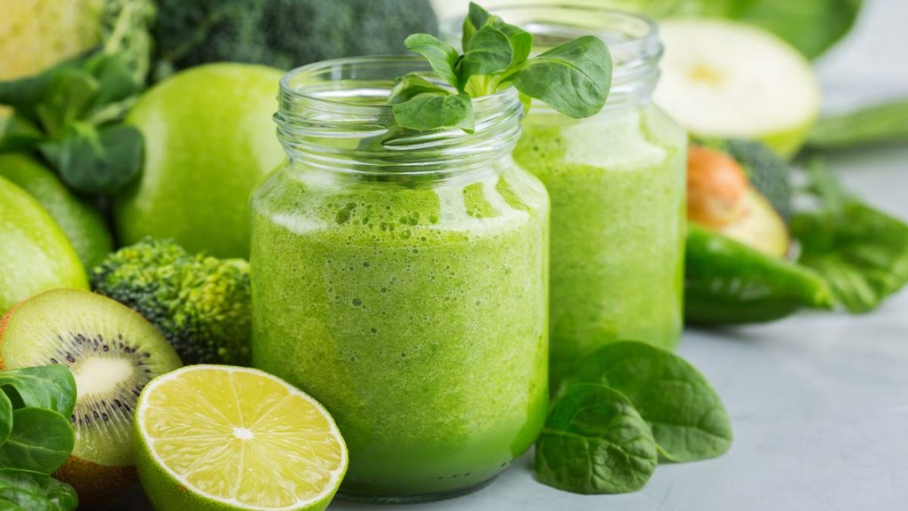 Dr. Berg's green smoothie as part of a diet that helps people lose weight with no loose skin