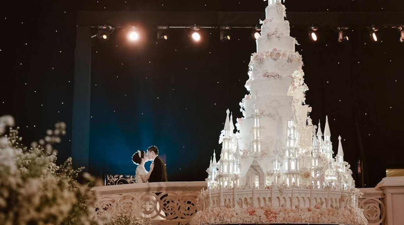 sixteen-feet-wedding-cake.jpg