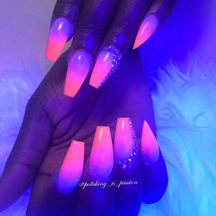 glow in the dark acrylic nails