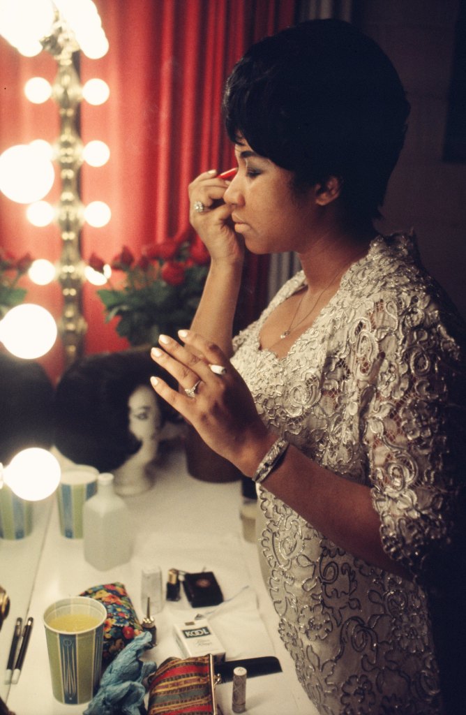Aritha Franklin putting on makeup