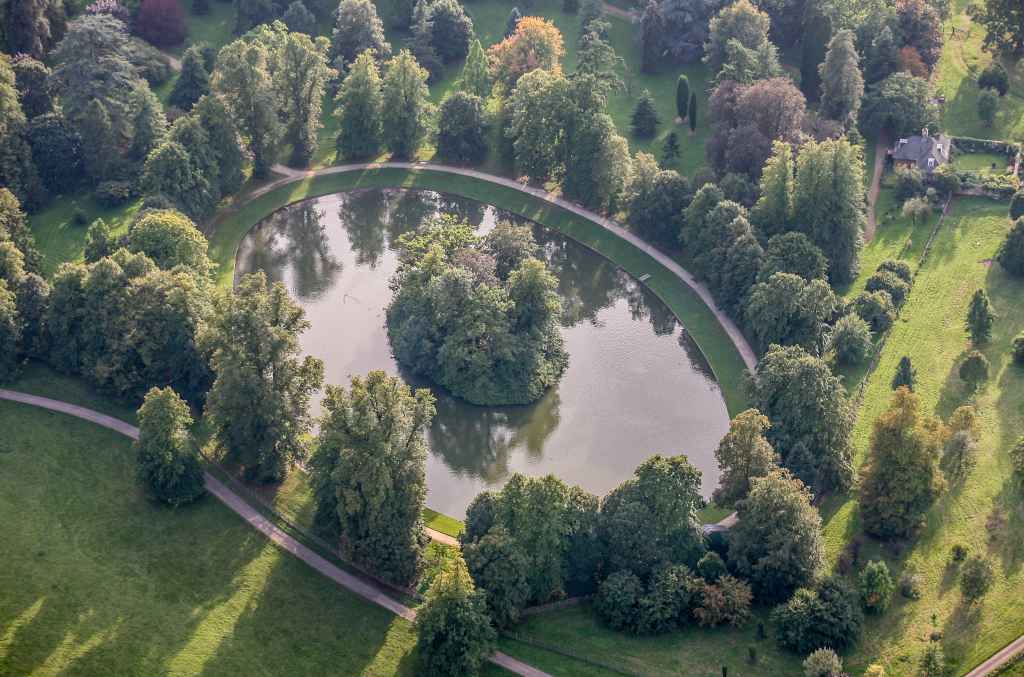 where princess diana buried althorp park