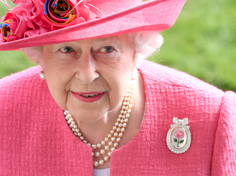 queen-elizabeth-brooches.jpg