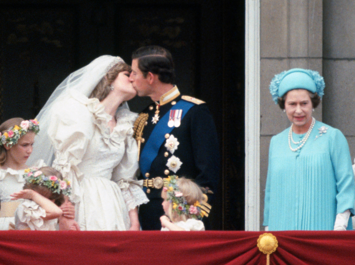 queen-elizabeth-pearls.jpg