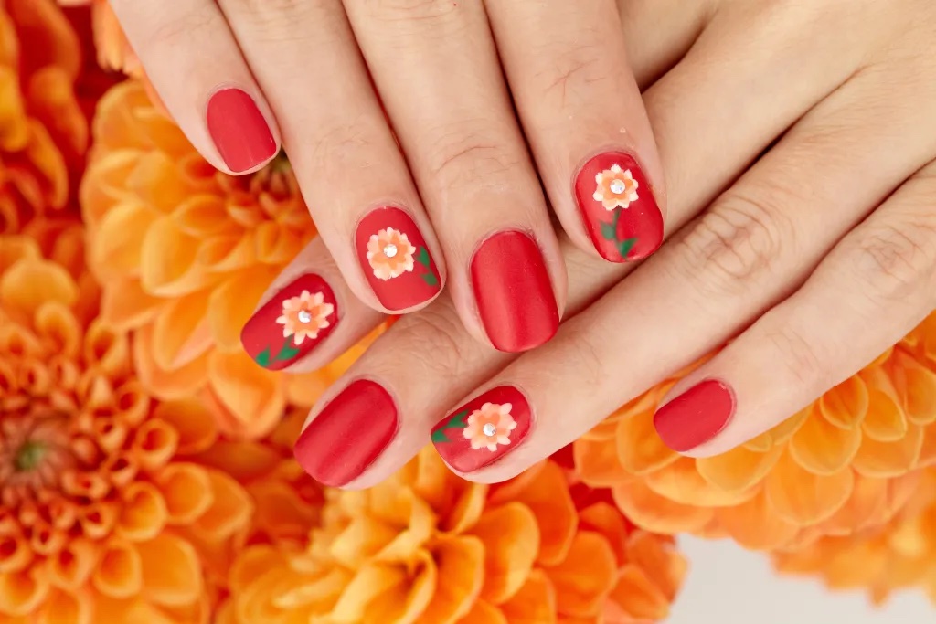 Red nails with flowers