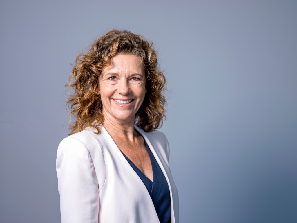 dry or damaged hair style for women over 50