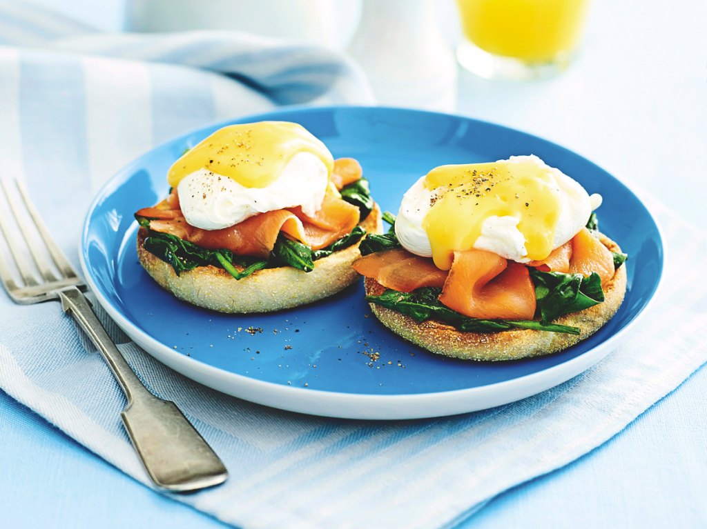 eggs benedict on blue plate