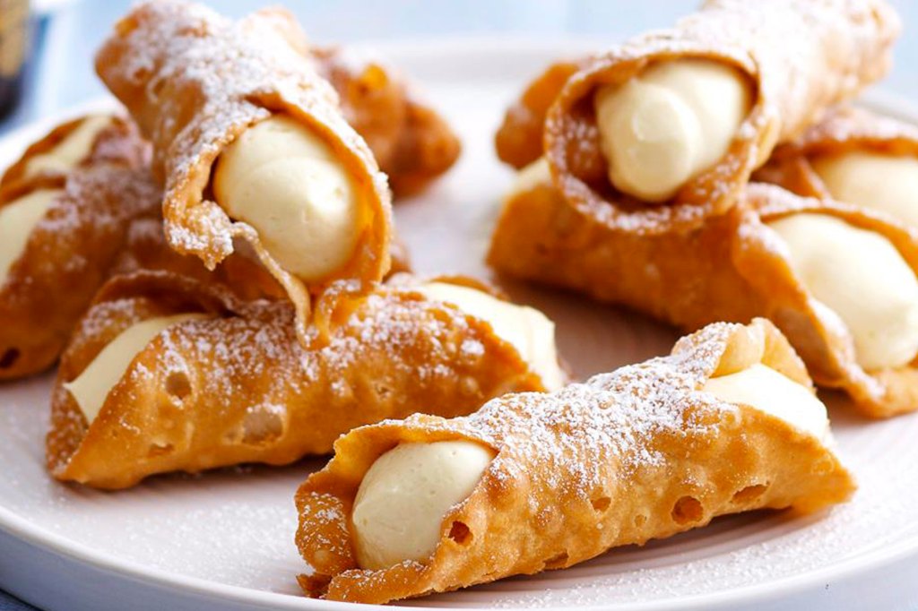 Lemon Cheesecake Cannoli