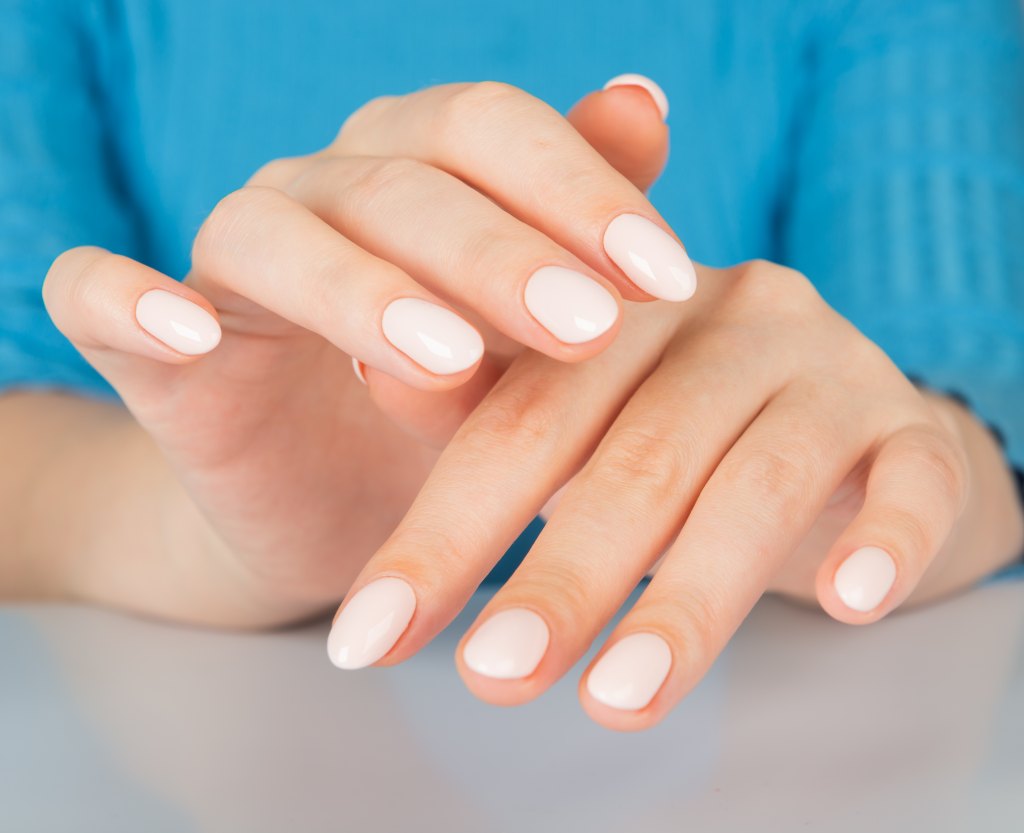Nude manicure