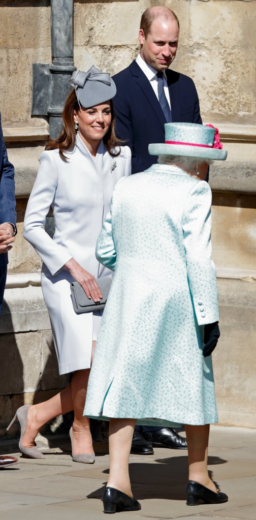 kate middleton curtsying queen elizabeth
