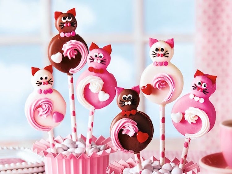 Vanilla Oreo Caramel Kitty Pops