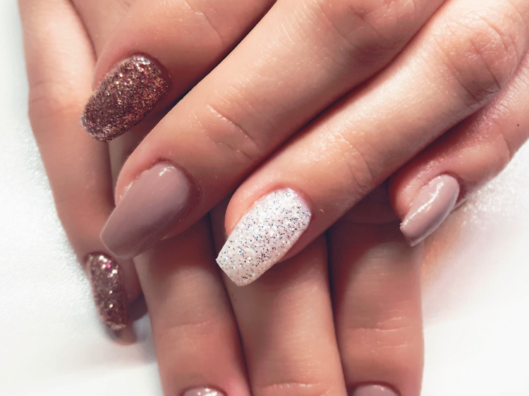 neutral-nails-glitter.jpg