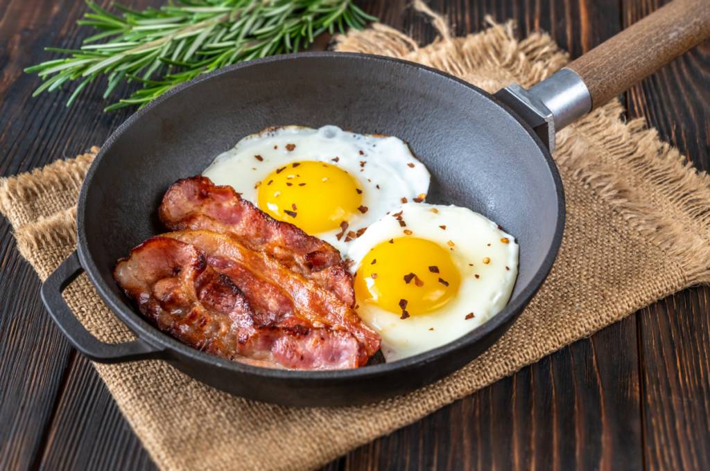 keto and intermittent fasting friendly bacon and eggs