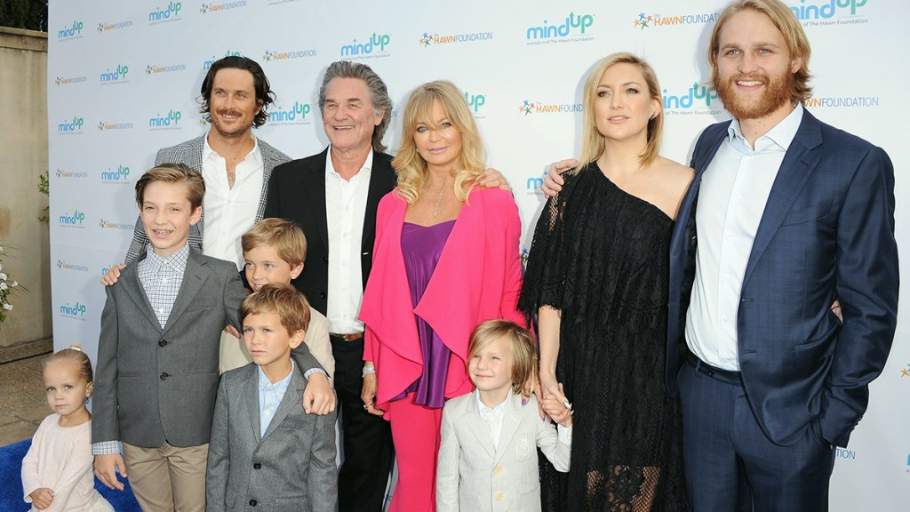Goldie Hawn with her children and grandchildren
