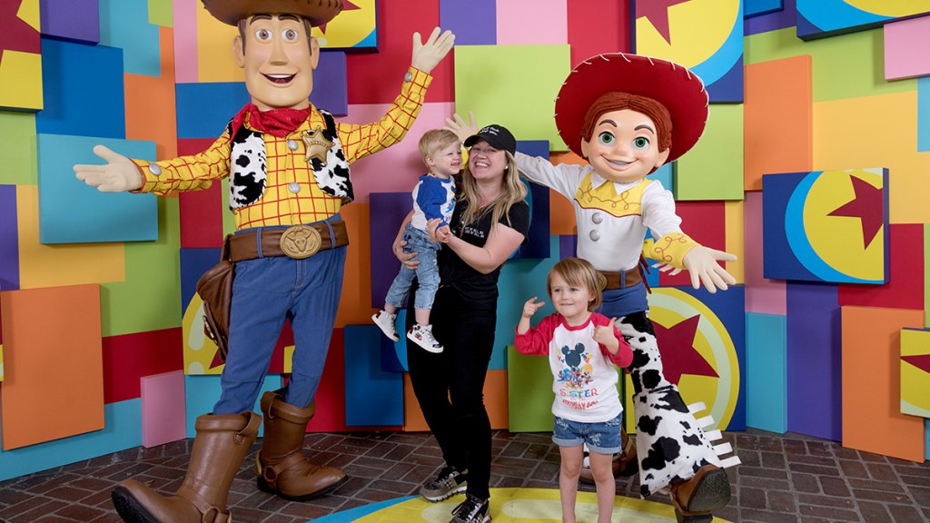 Kelly Clarkson with her kids