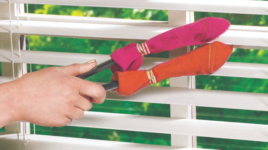 Dusting blinds with tongs