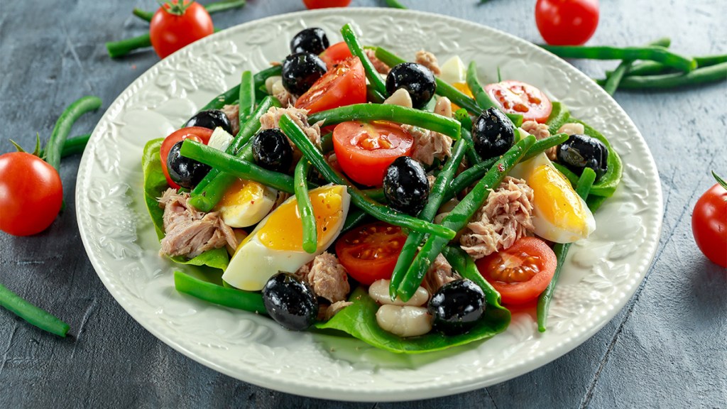 A Niçoise salad recipe as part of our guide on how to blanch green beans