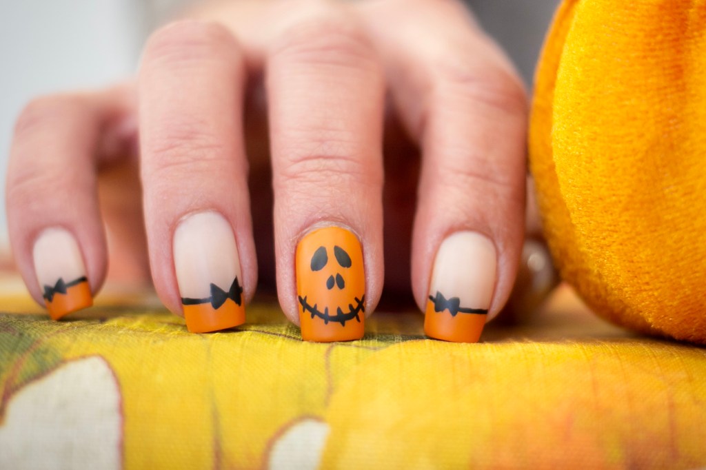 Orange and black Jack o' Lantern Halloween nails