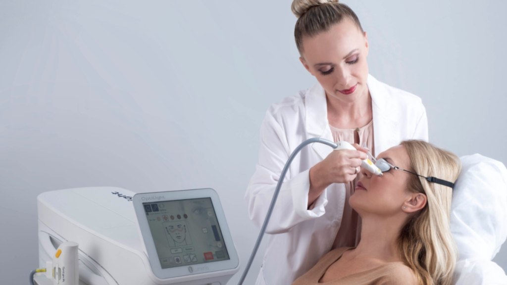 optilight-female-doctor-and-woman-MicrosoftTeams-image
