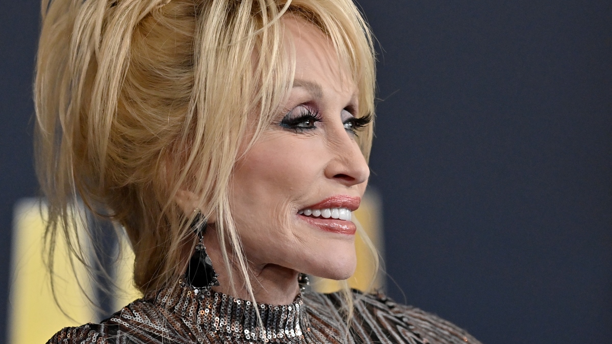 Dolly Parton decorates scars with tattoos  8days