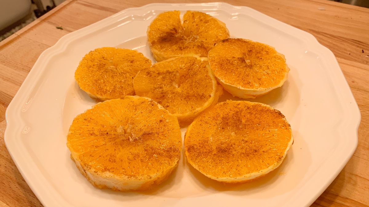 beyaz bir tabakta hava fritöz kavrulmuş portakal