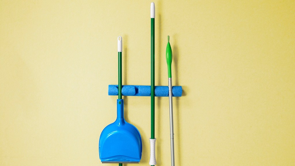 Garage storage ideas: Storing cleaning supplies in a pool noodle holder
