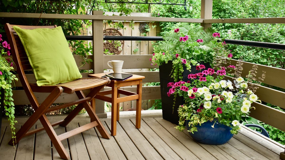 outdoor backyard decorating idea with planters in corner