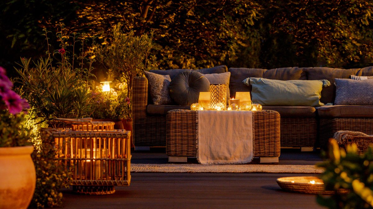 trendy outdoor backyard decorating idea, lanterns on tables