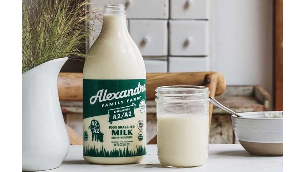 A-bicchiere-A2:A2-latte-biologico-allevato con erba-da-fattoria-famiglia-di-Alexander