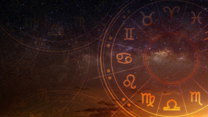 Burç çemberinin içinde astrolojik zodyak işaretleri.  Astroloji, Samanyolu ve ay üzerindeki gökyüzündeki yıldızların bilgisi.  Evren kavramının gücü.