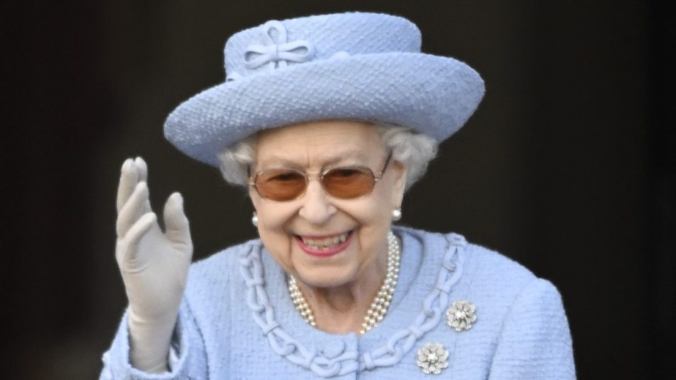 queen elizabeth in 2022 wearing light blue, waving