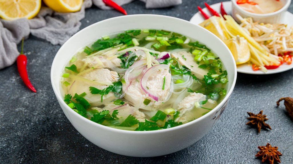 Schüssel Suppe mit Gemüse und Shiratiki-Nudeln, die reich an zähen Ballaststoffen sind