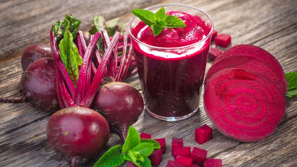 Fresh-beets-and-a-beet-smoothie-on-a-wooden-table
