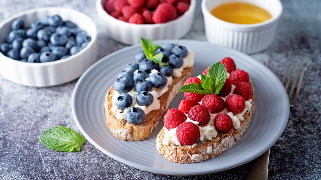 Protein toast with low-carb bread topped with cottage cheese and berries