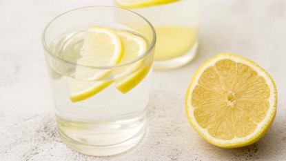 Fresh-homemade-lemon-water