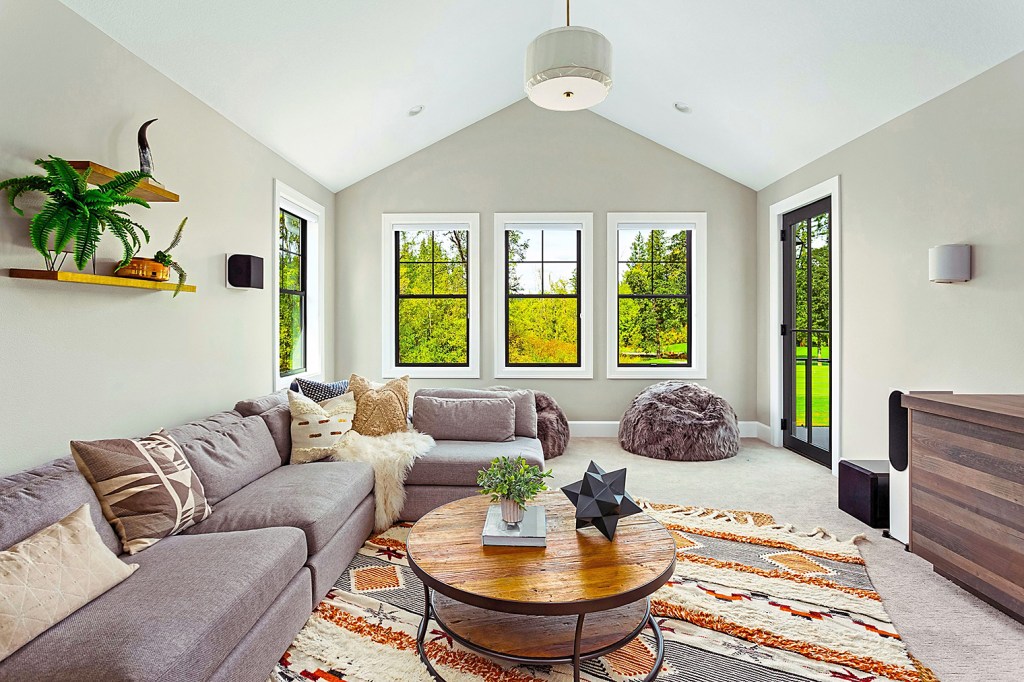 Renkli alan kilim, büyük kanepe ve bol doğal ışık ile güzel oturma odası iç