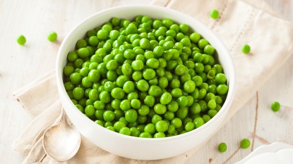 Steamed green peas as part of a guide on how to cook the frozen veggie