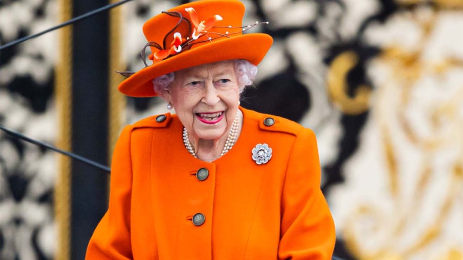 Queen Elizabeth Returns to Buckingham Palace image