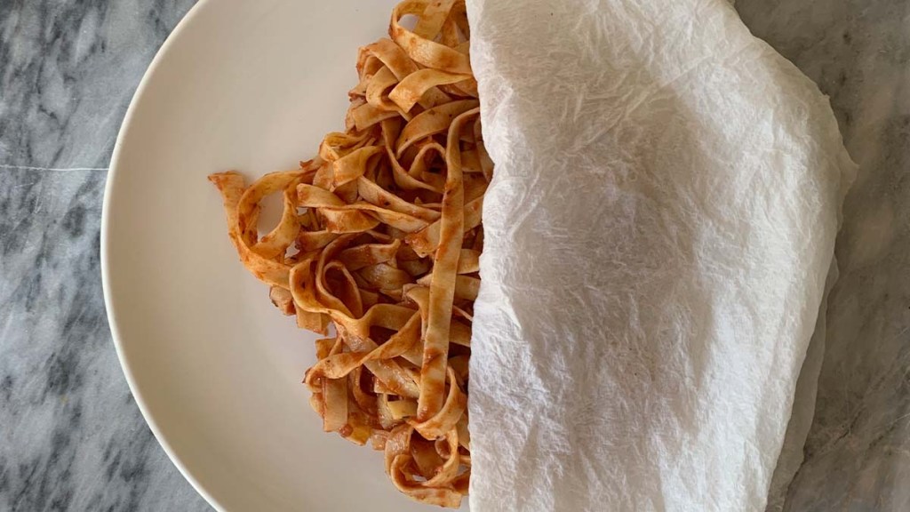 Reheating pasta using the damp paper towel method