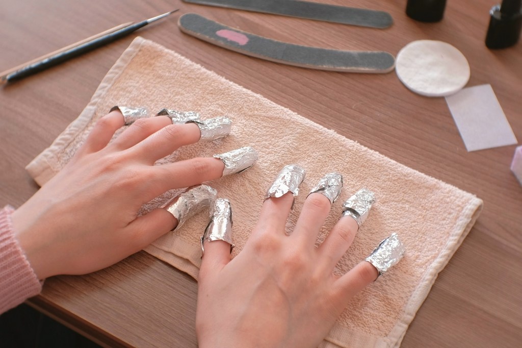 how to remove dip powder nails by soaking in acetone and wrapping with tin foil