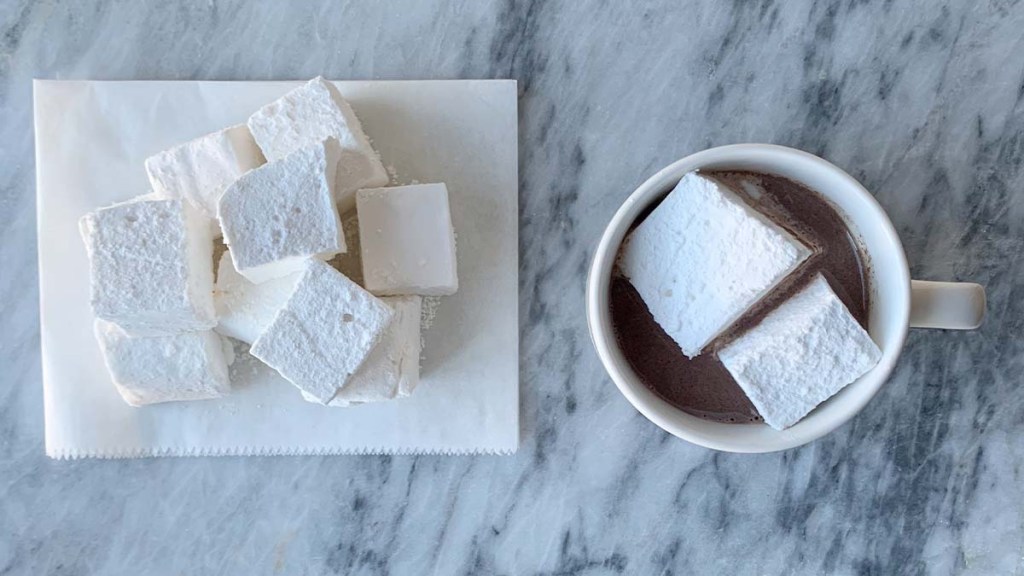 Ev yapımı marshmallowlu Meksika sıcak çikolatası