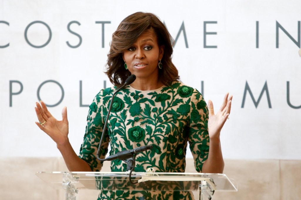 Amerika Birleşik Devletleri'nin First Lady'si Michelle Obama, 5 Mayıs 2014'te New York'ta Metropolitan Museum of Art'ta Anna Wintour Kostüm Merkezi Büyük Açılışı için kurdele kesme töreninde