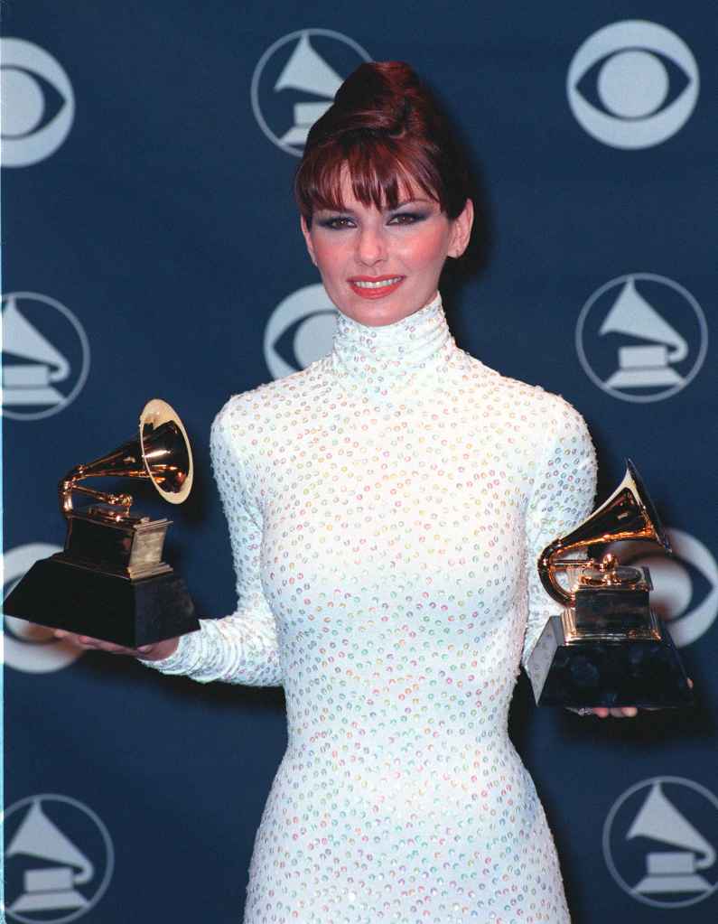 24feb99:,Singer,Shania,Twain,At,The,41st,Annual,Grammy,Awards