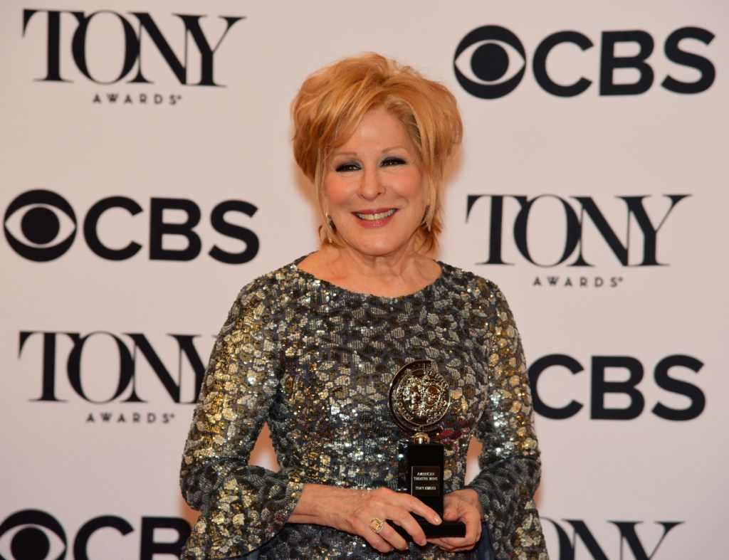 71. yıllık Tony Ödülleri, canlı tiyatroda en iyileri ödüllendirdi.  Bette Midler, Hello Dolly için Tony'siyle poz veriyor!
