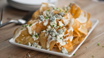Potato chips loaded with melted cheeses, spicy sour cream, bacon, scallions and chives. Classic American steakhouse appetizer favorite.